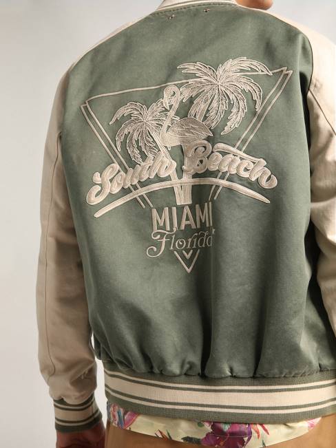 Golden Goose hombres Chaqueta bomber eric verde militar y blanca de la colección Journey con efecto desgastado y bordados en contraste. 6846720