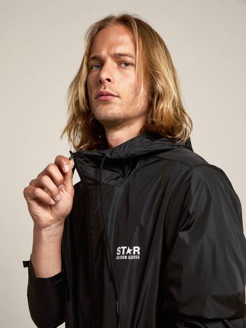 Golden Goose hombres cortavientos con logo y estrella blancos en contraste 6846776