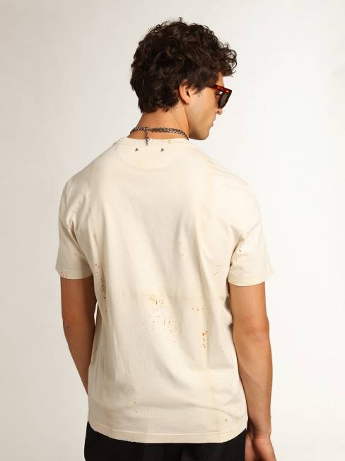 hombres camiseta de la colección travel en blanco hueso con efecto de prenda doblada con letras doradas y spray color óxido 6846728