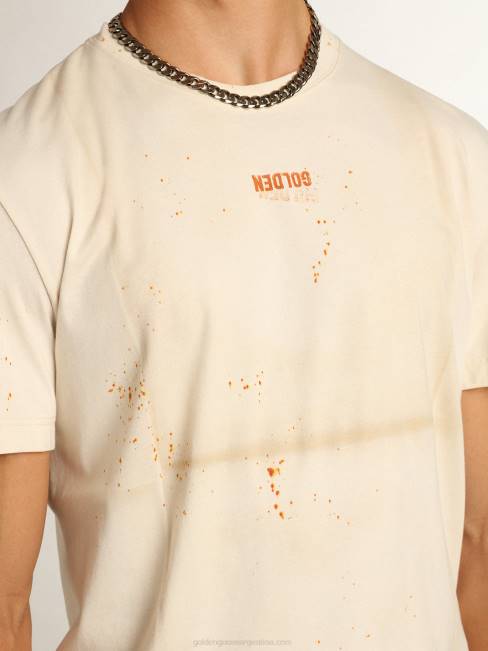 hombres camiseta de la colección travel en blanco hueso con efecto de prenda doblada con letras doradas y spray color óxido 6846728