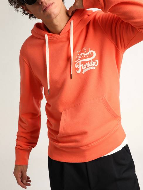 Golden Goose hombres Sudadera de la colección Journey en color coral con doble estampado en blanco en la espalda. 6846765