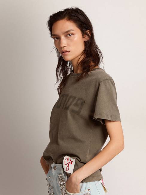 mujer camiseta slim fit verde oliva con letras doradas en la parte delantera 6846961