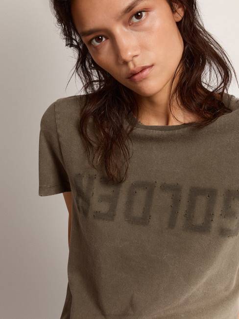 mujer camiseta slim fit verde oliva con letras doradas en la parte delantera 6846961