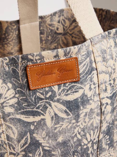 mujer bolso oceánico de lona de la colección cápsula golden resort en azul vintage con detalles en contraste 6846452